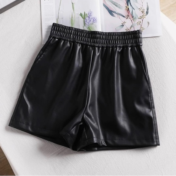 Women's Elastic Waist PU Leather Shorts Size :S - Picture 5 of 6